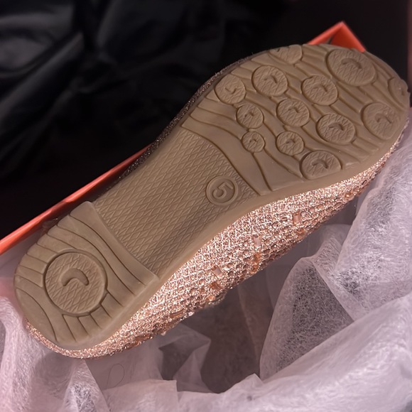 Bella Girls toddler shoe size 5 blush/rose gold color - Picture 2 of 3